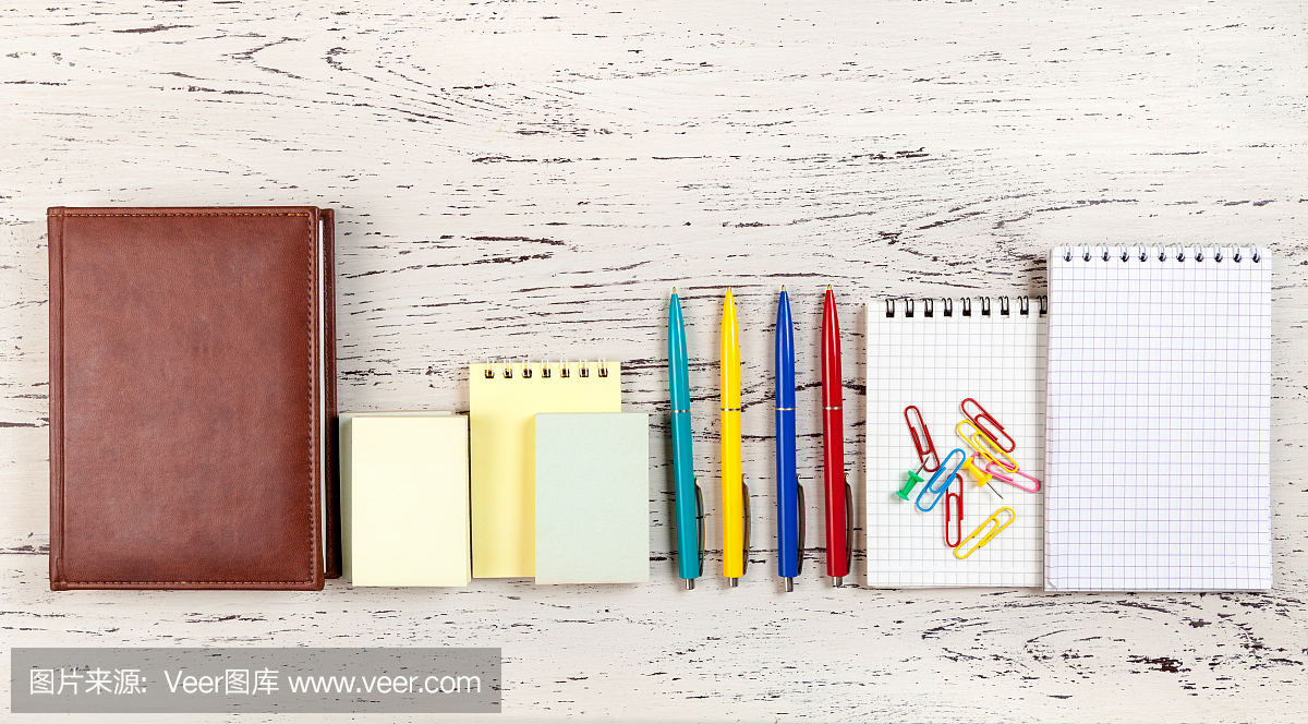 桌子與辦公用品。